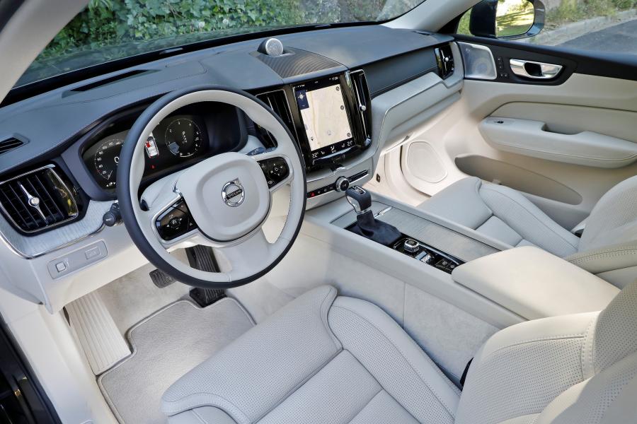 Интерьер Volvo XC60 D5 Inscription 2017 года  (WW) (фото 34 из 42)